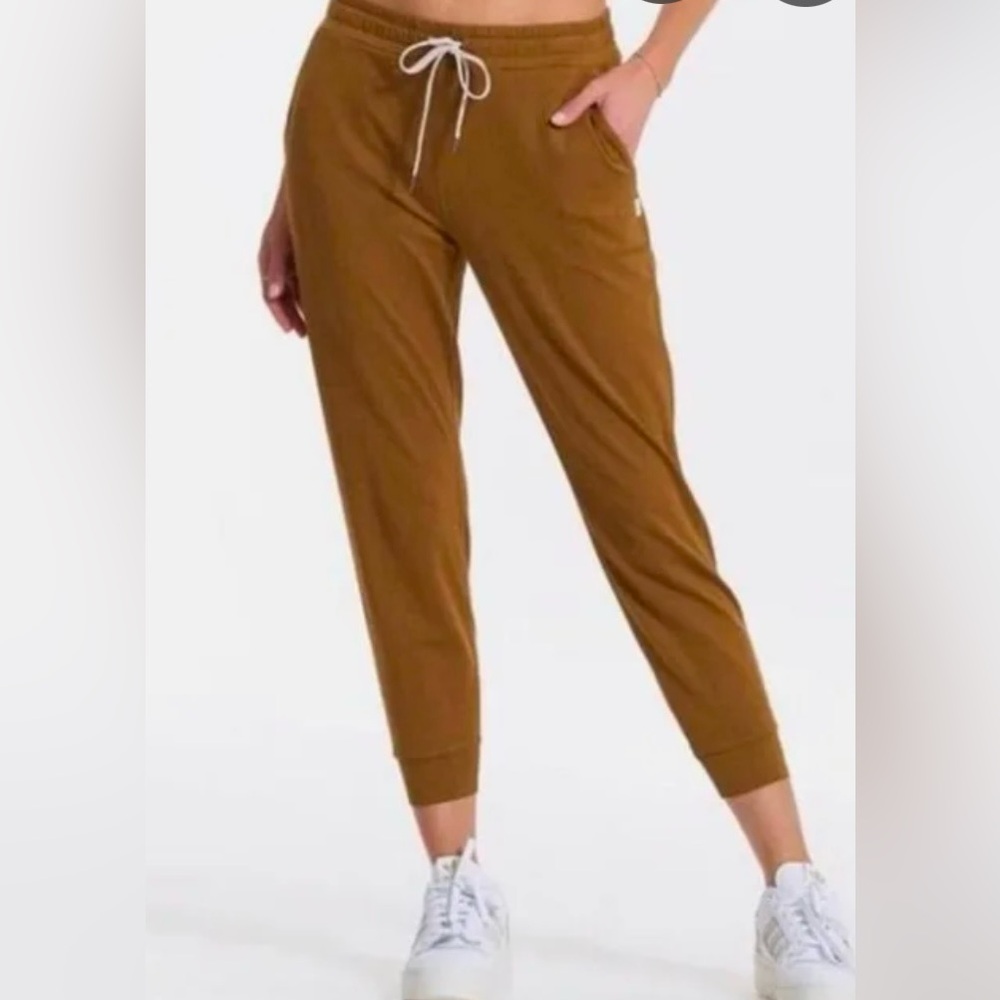 NWT Vuori Performance Joggers color Caramel Heather